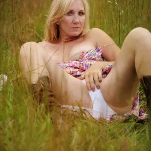 Mature Tracey Soaking Her White Cotton Panties With Some Finger Fun Outdoors